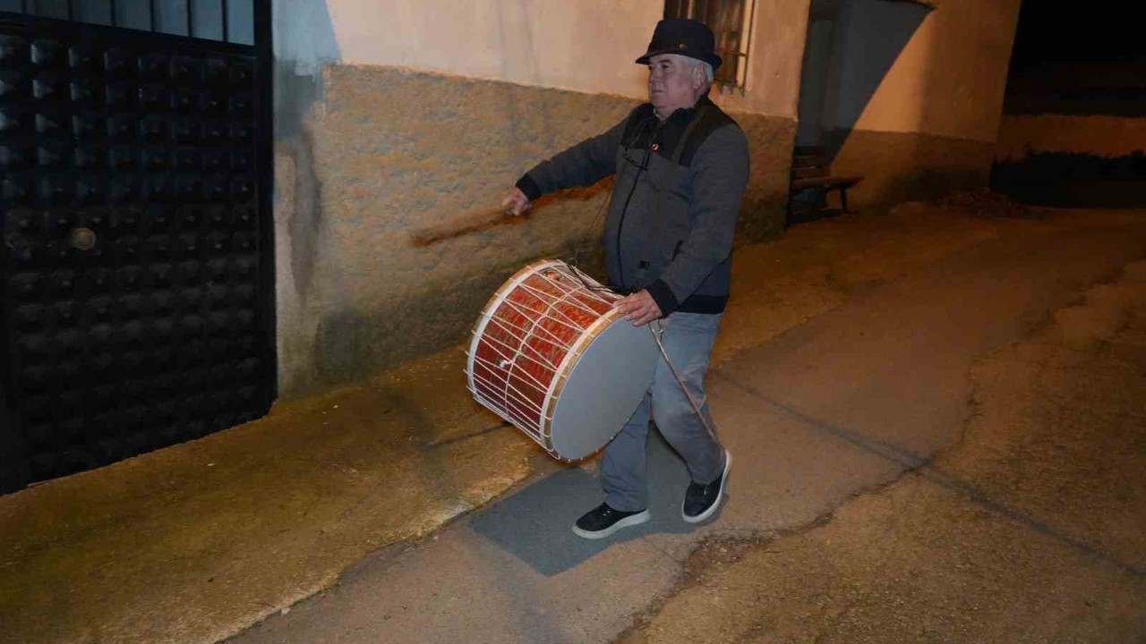 Ramazan davulunu çalacak kimse bulamayınca davulu çalmak muhtara kaldı
