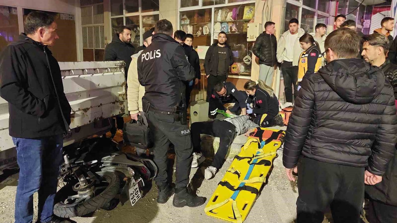 Burdur’da otomobil ile çarpışan motosikletlinin yaralandığı kaza kamerada
