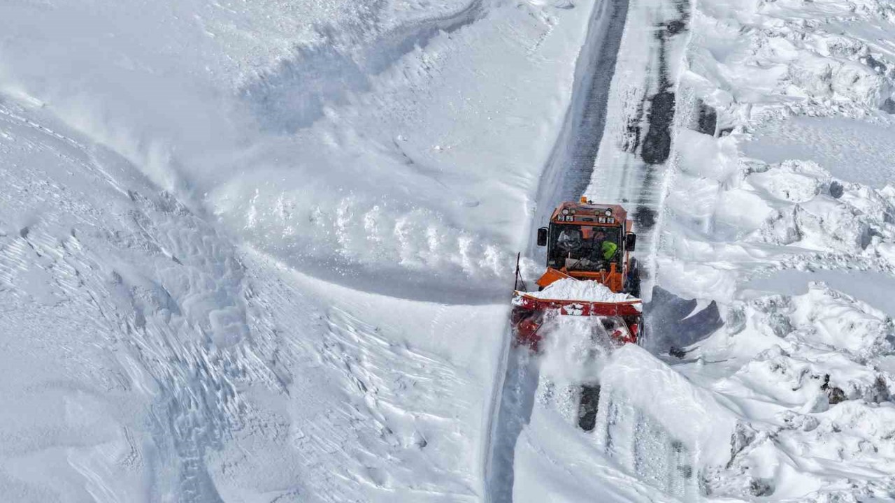 Zorlu coğrafyada yoğun mesai: Sınırdaki karakollar ve yerleşim yerleşim yerlerine ulaşım sağlanıyor
