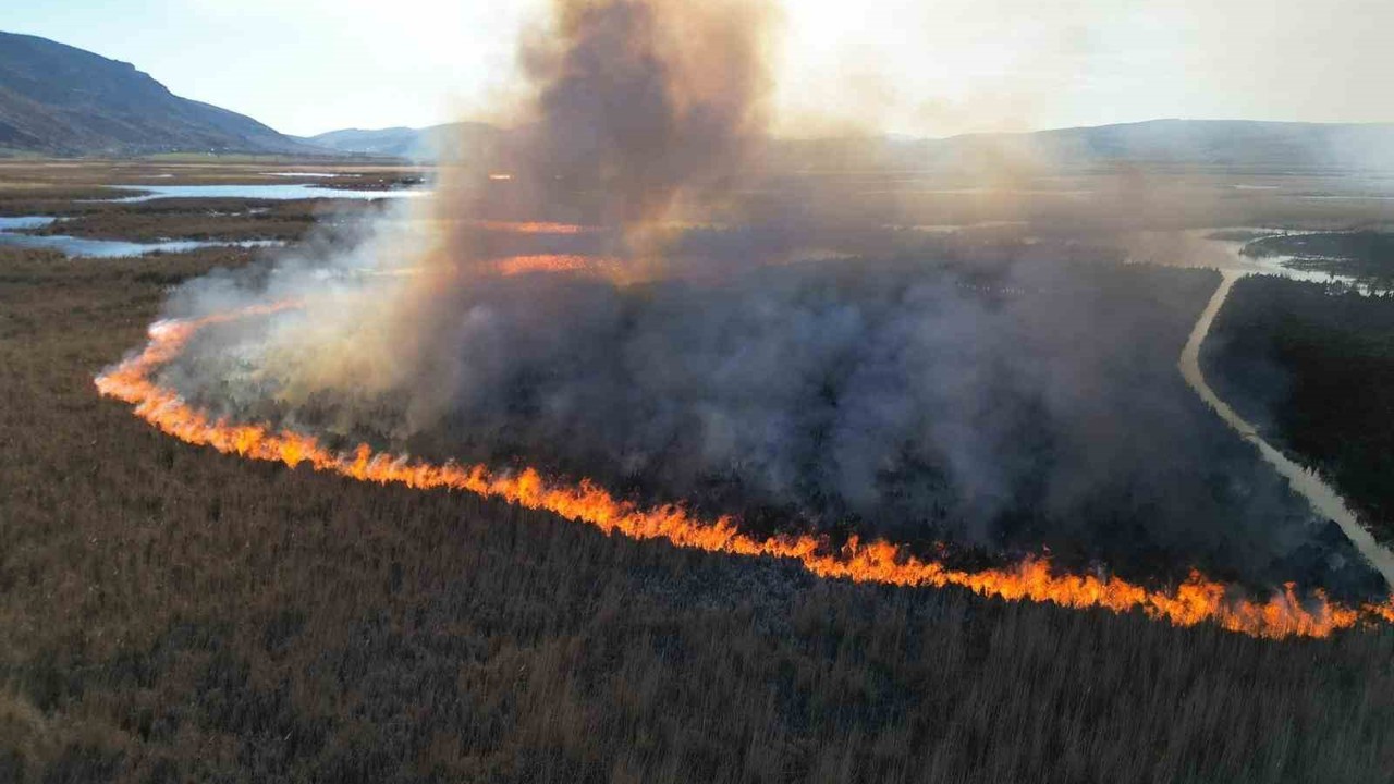Karamık Gölü’ndeki sazlık alanlarda yangın
