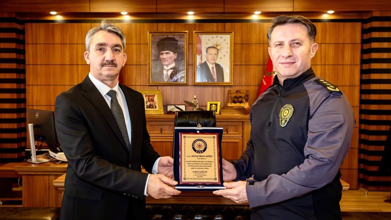 Bilecik’te emekliye ayrılan polis memuruna plaket
