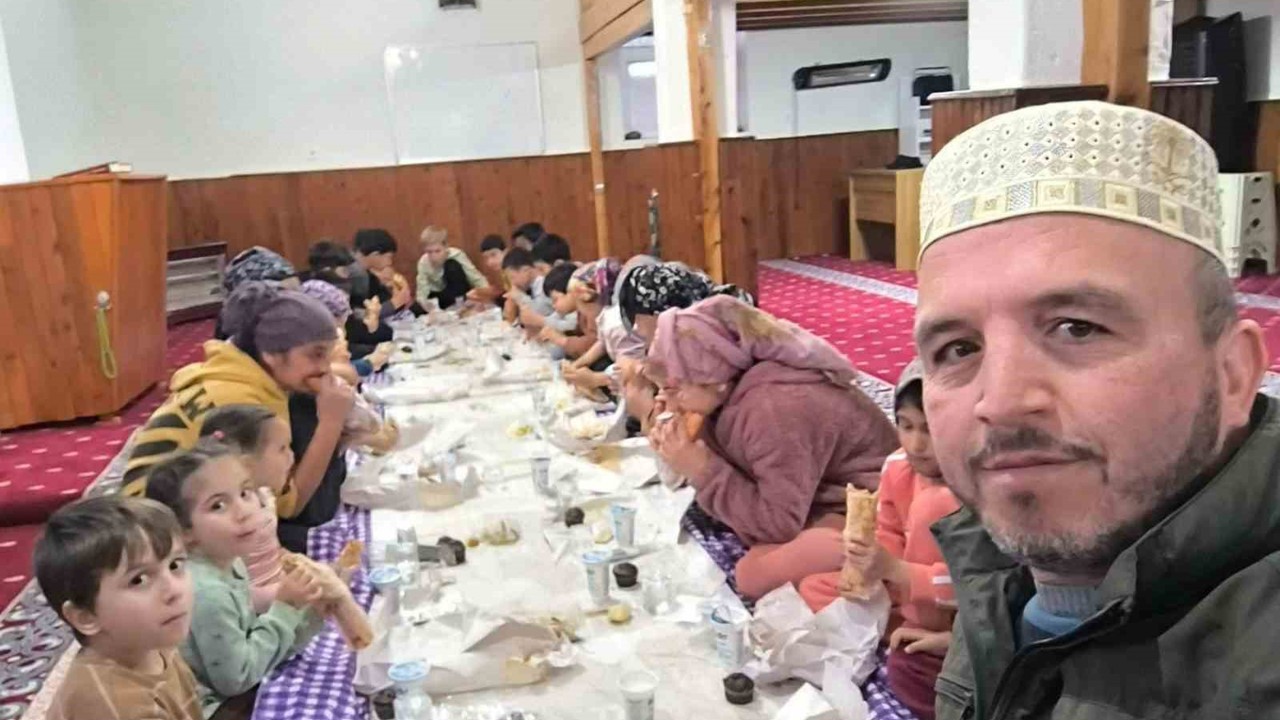 Silifke’de çocuklar iftarını camide açtı
