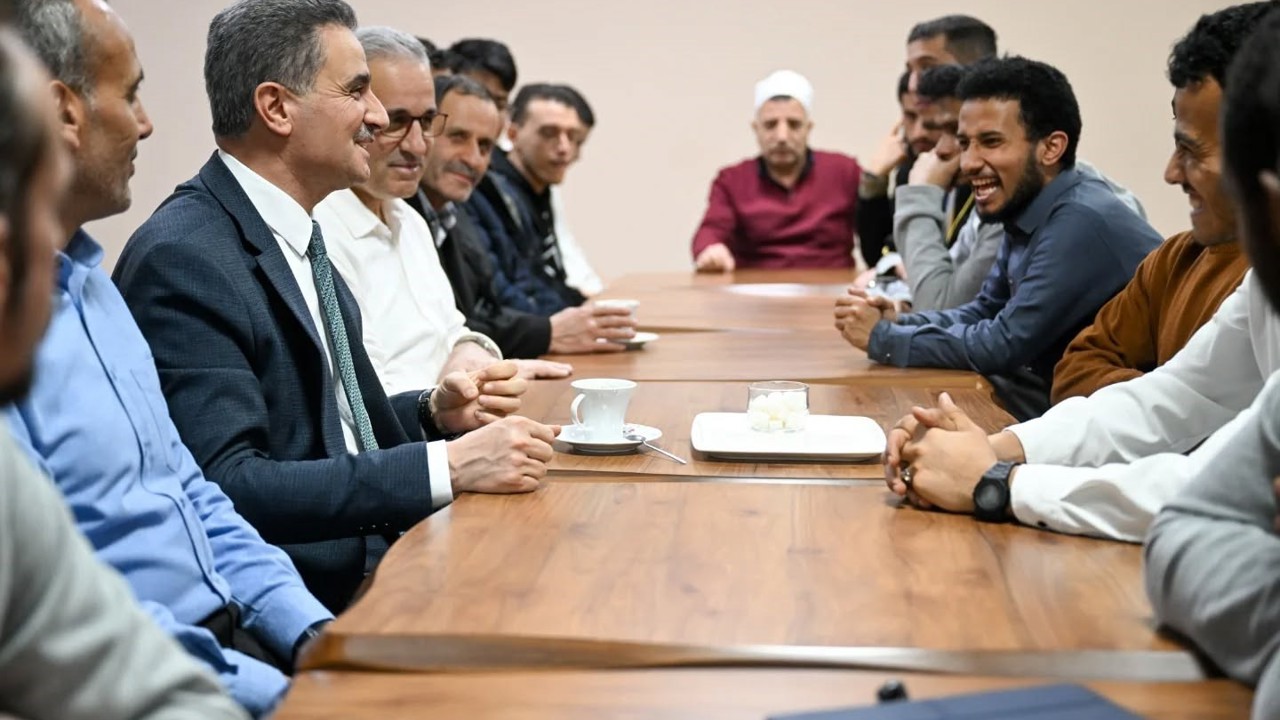 Vali Baruş  öğrencilerle iftar etti
