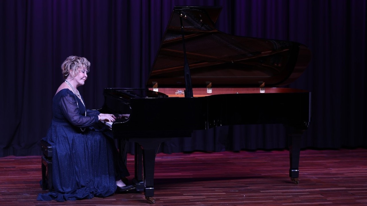 Dünyaca ünlü piyanist Gülsin Onay Denizli’de öğrencilerle buluştu
