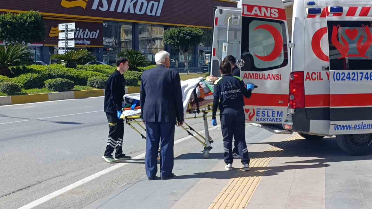 Otomobil kaldırım taşına çarptı: 1 yaralı
