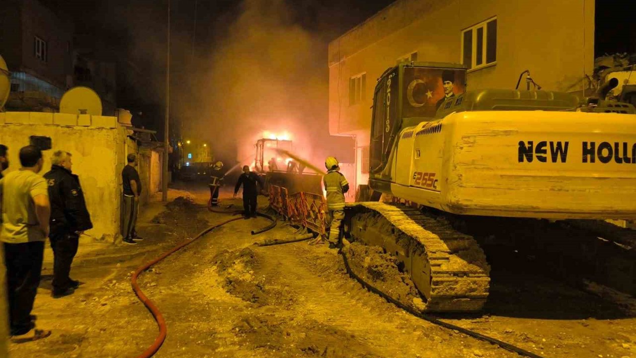Mardin’de park halindeki 2 iş makinesinde çıkan yangın söndürüldü
