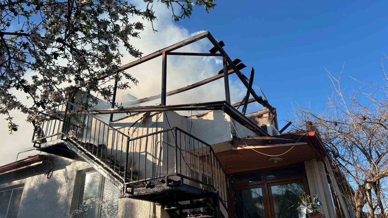 Denizli’de korkutan yangında çatı küle döndü
