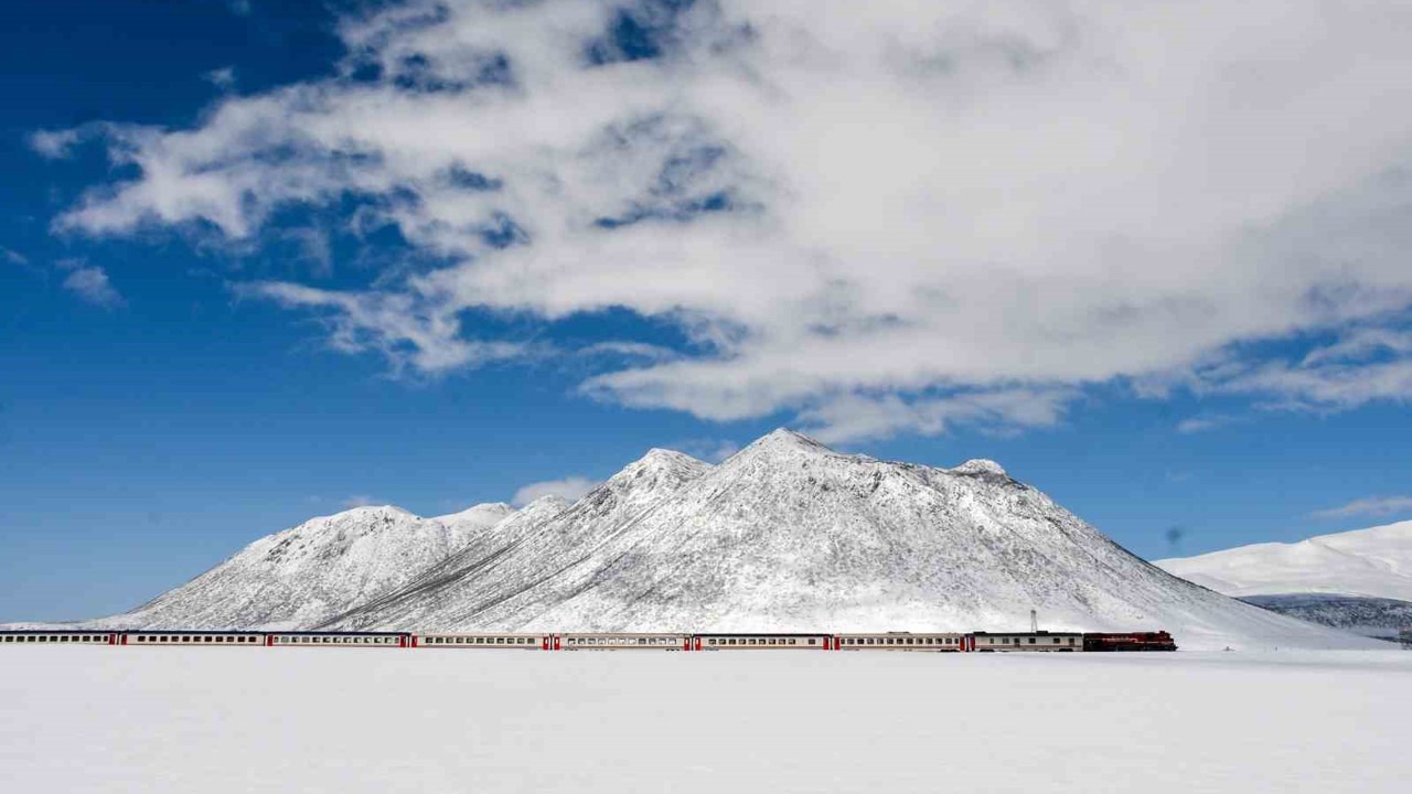 Van Gölü Ekspresi, Kirkor Dağı manzarasıyla görsel şölen sunuyor
