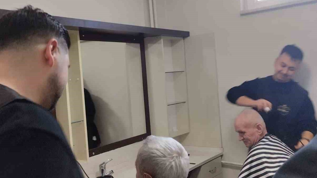 Bolu’da huzurevi sakinlerine bayram traşı
