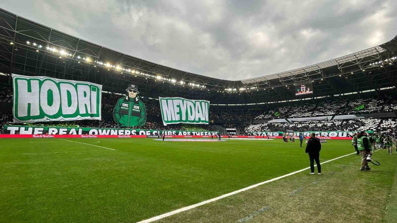 Futbolcu olamadılar ama tribünleri pankartlarıyla renklendiriyorlar
