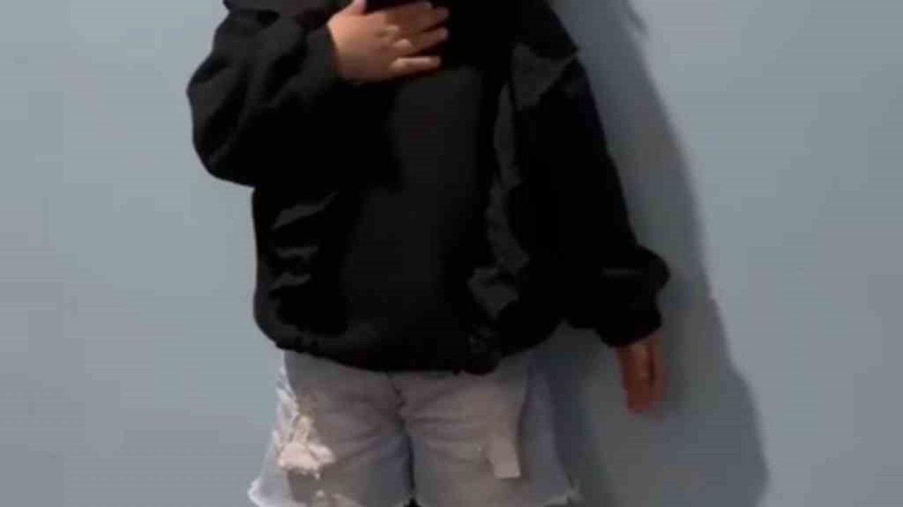 3 yaşındaki Avzem Türkeli’den duygulandıran İstiklal Marşı performansı
