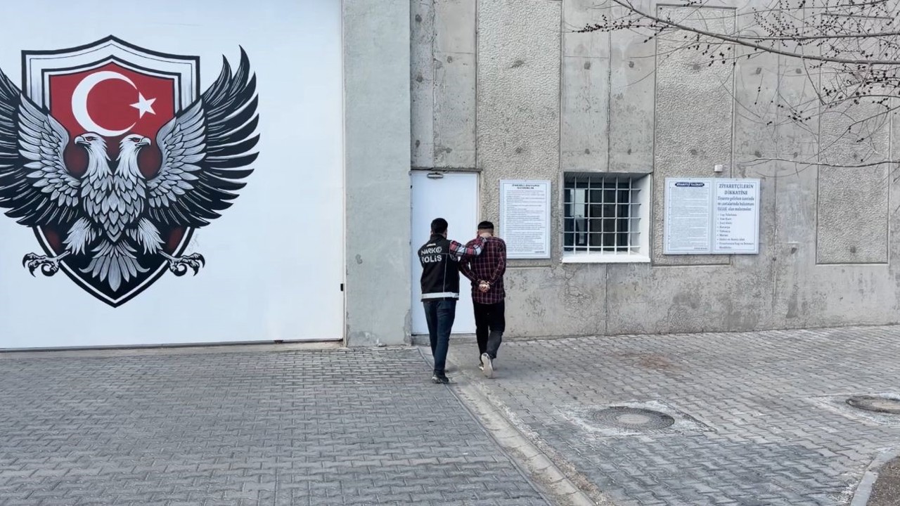 20 yıl 8 ay hapis cezası bulunan şahıs İran sınırında yakalandı
