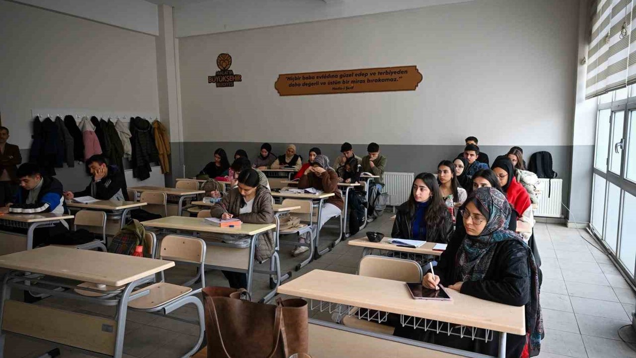 Malatya Büyükşehir Belediyesi’nden gençlerin üniversite hedefine destek

