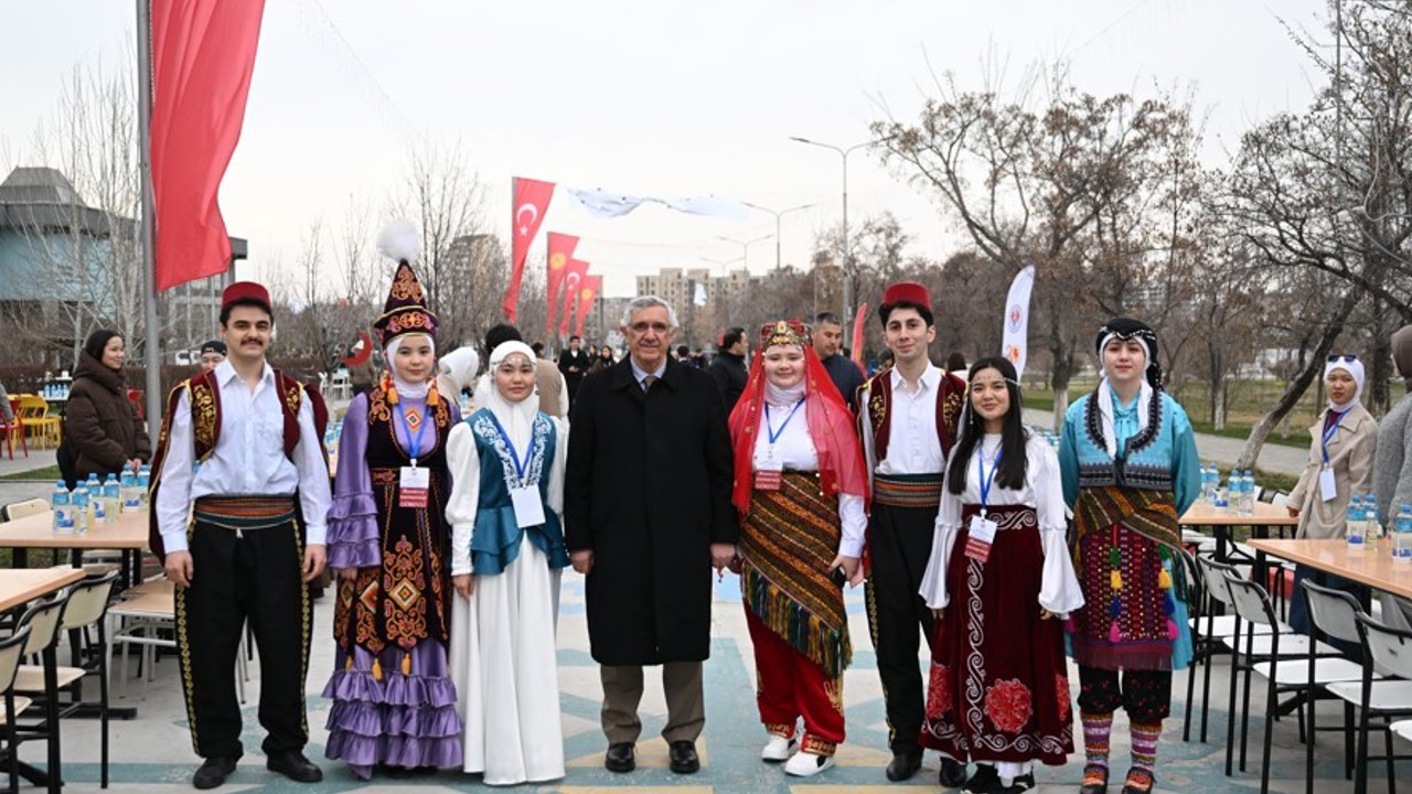 Manas Üniversitesi’nden 8 bin kişiye geleneksel sokak iftarı
