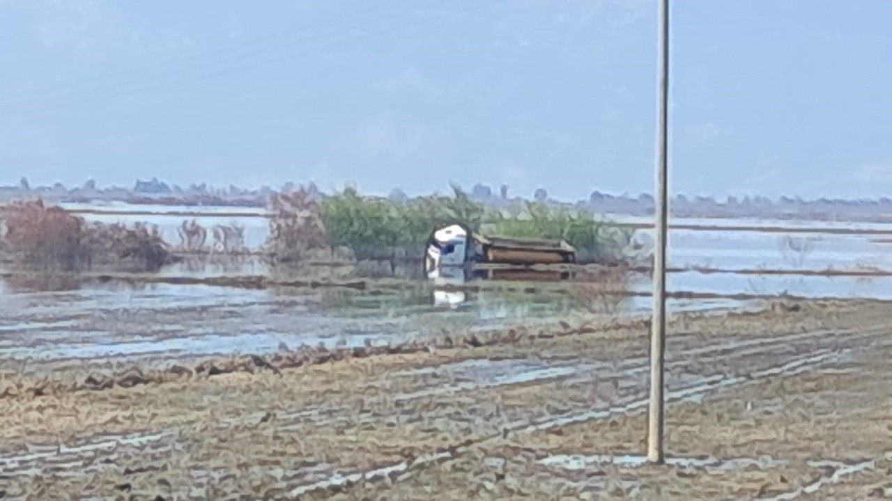 Taşkın sularında yan mahsur kalan tır sürücüsünü itfaiye ekipleri kurtardı
