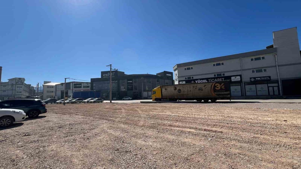 Sanayi bölgesinde otopark alanları artıyor
