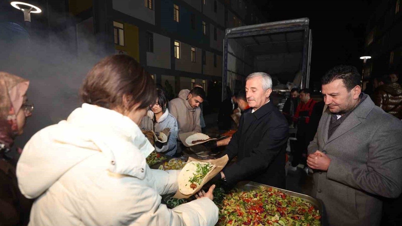Tahmazoğlu öğrencilerle sahurda buluştu
