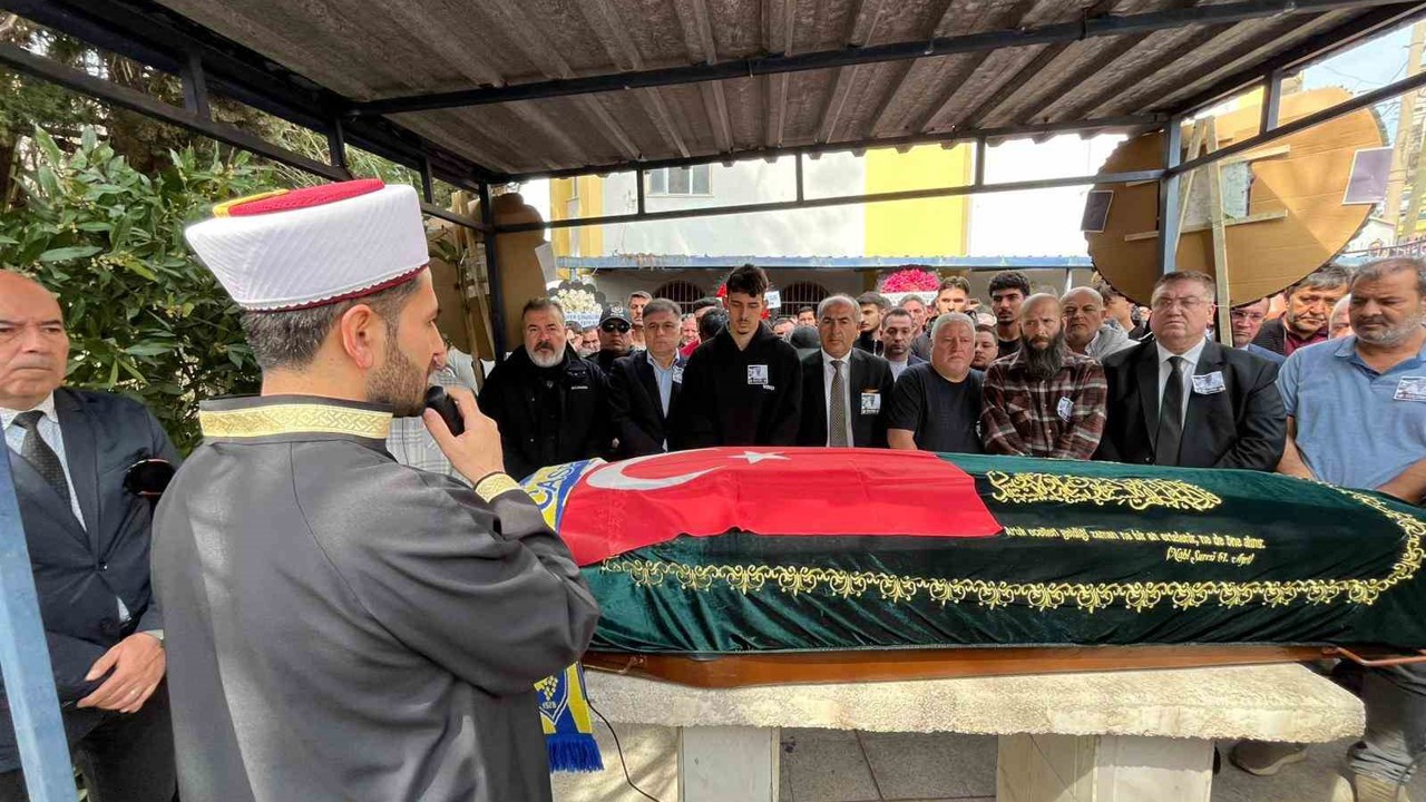 İzmir’de öldürülen taksi şoförü son yolculuğuna uğurlandı
