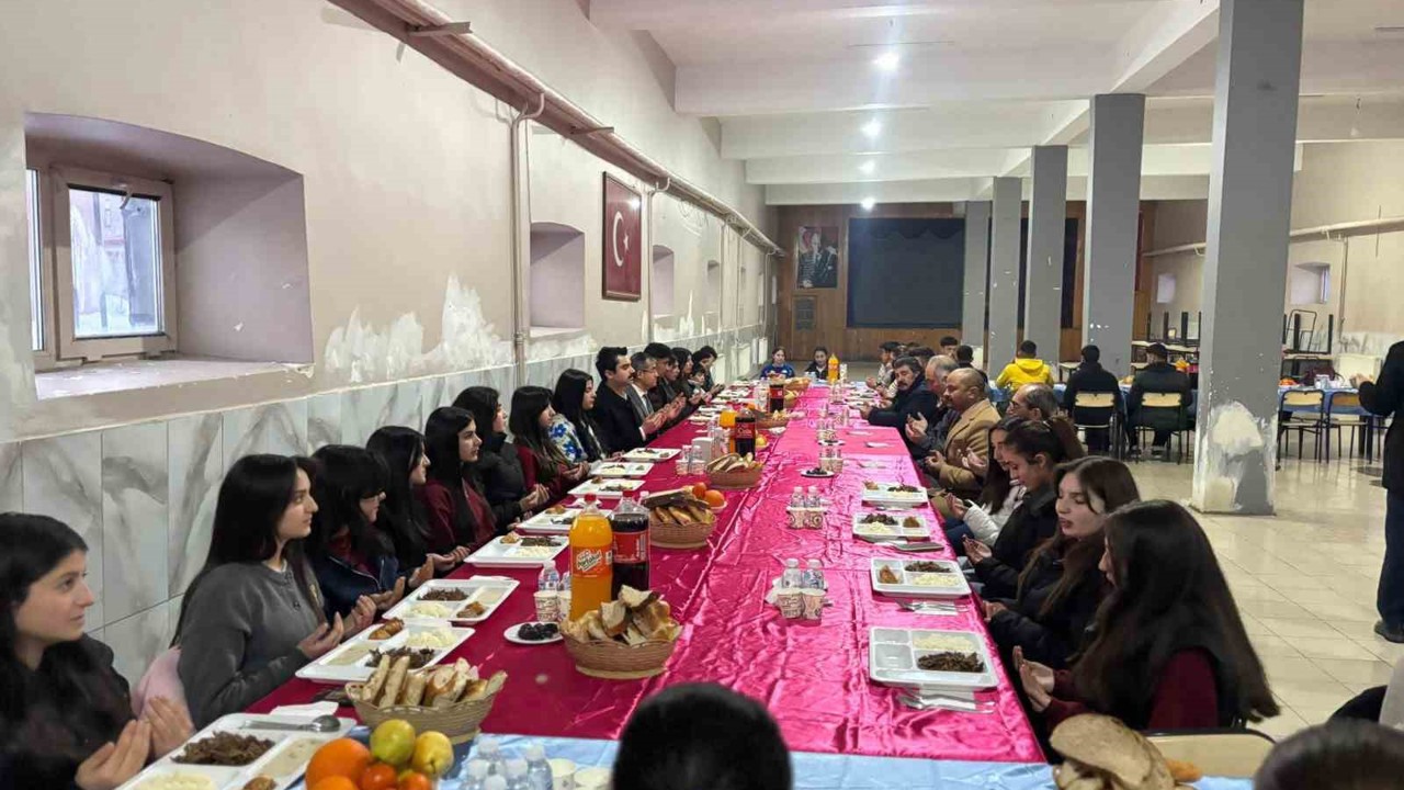 Kaymakam Tutal, öğrencilerle iftarda buluştu
