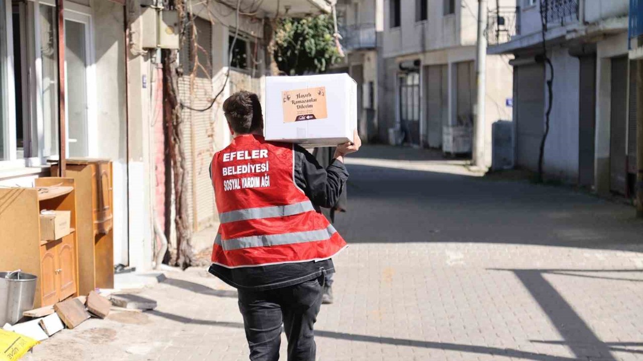 Efeler’in ’Kardeş Eli’ Ramazan’ın bereketini hanelere taşıyor
