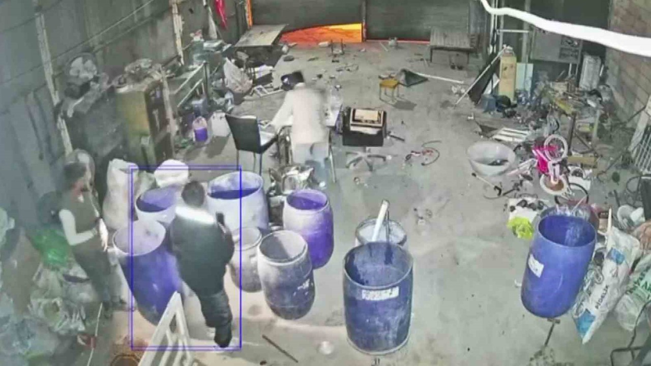 Hırsızların hedefi olan hurdacı defalarca soyuldu
