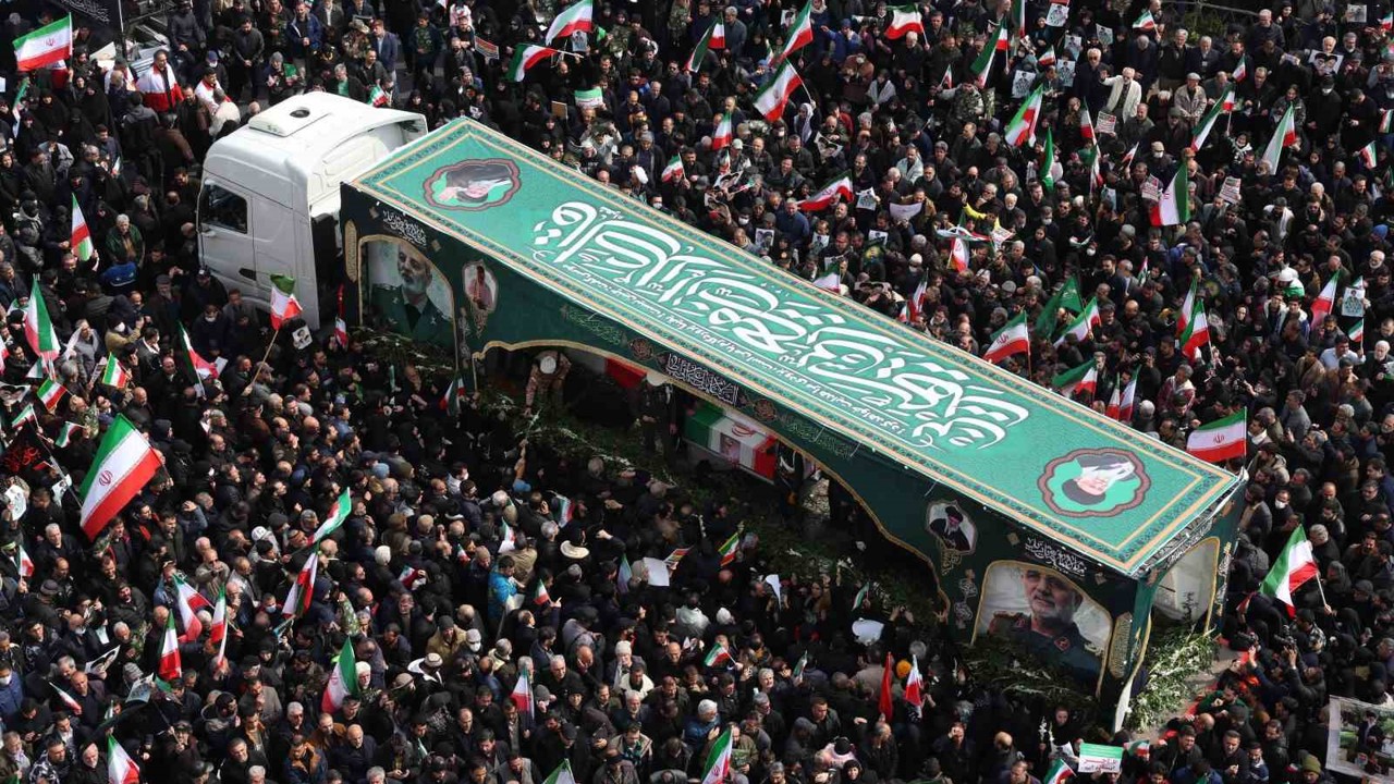 İran’da ABD-İsrail saldırılarında hayatını kaybeden üst düzey askeri yetkililer için cenaze töreni
