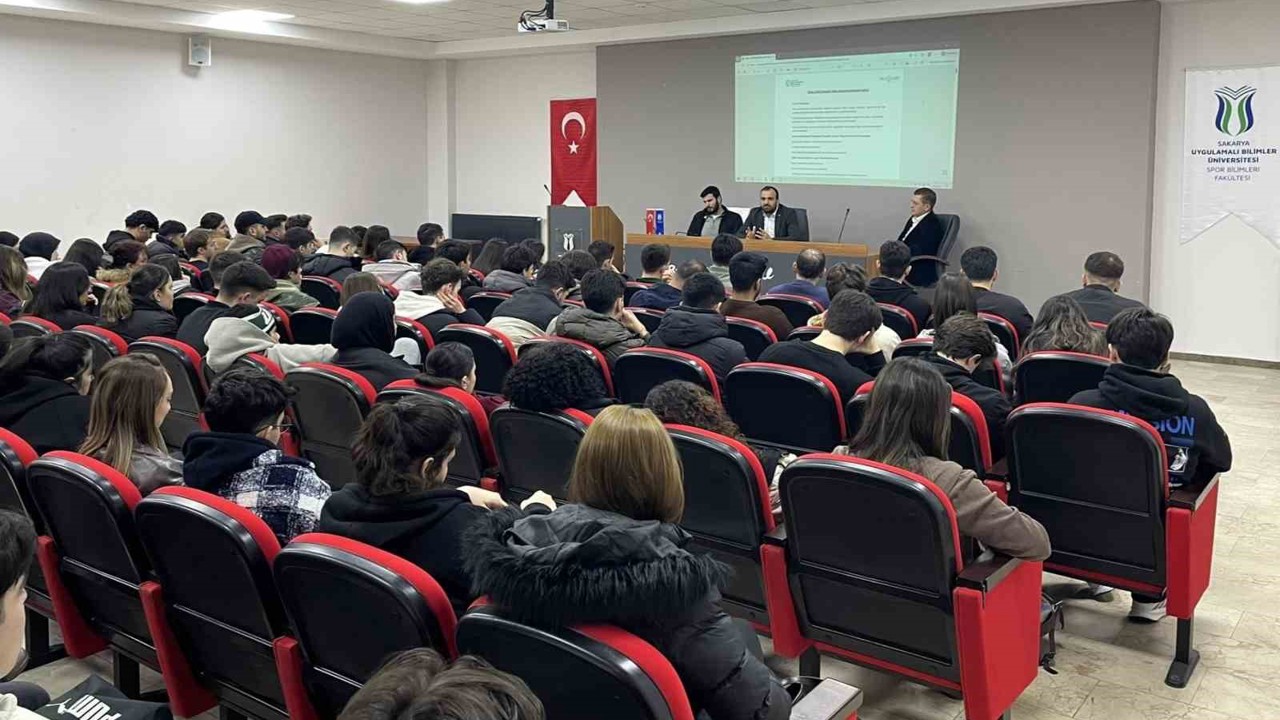 Kamu ve sektör temsilcileri tecrübelerini öğrencilerle paylaştı
