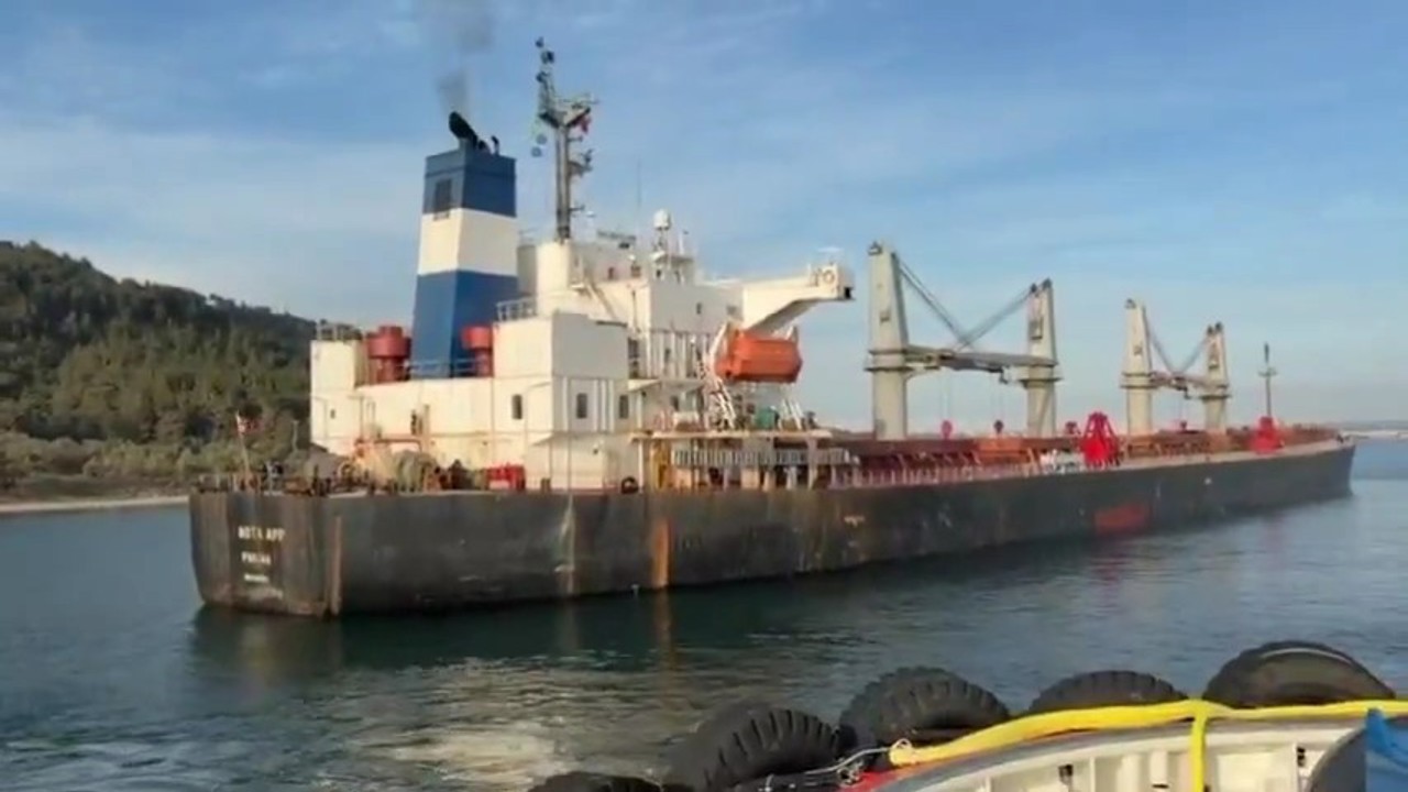 Çanakkale Boğazı’nda makina arızası yapan gemi karaya oturdu
