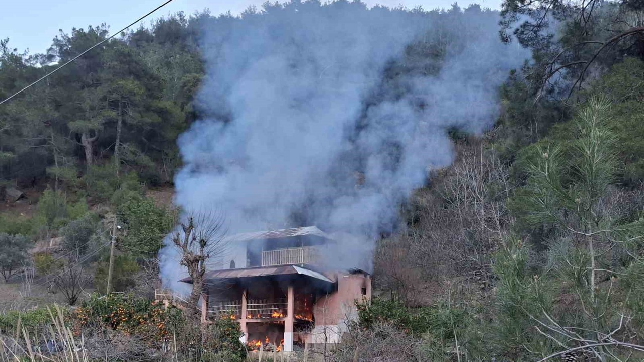 Ormanlık alandaki yayla evi yanarak kullanılmaz hale geldi
