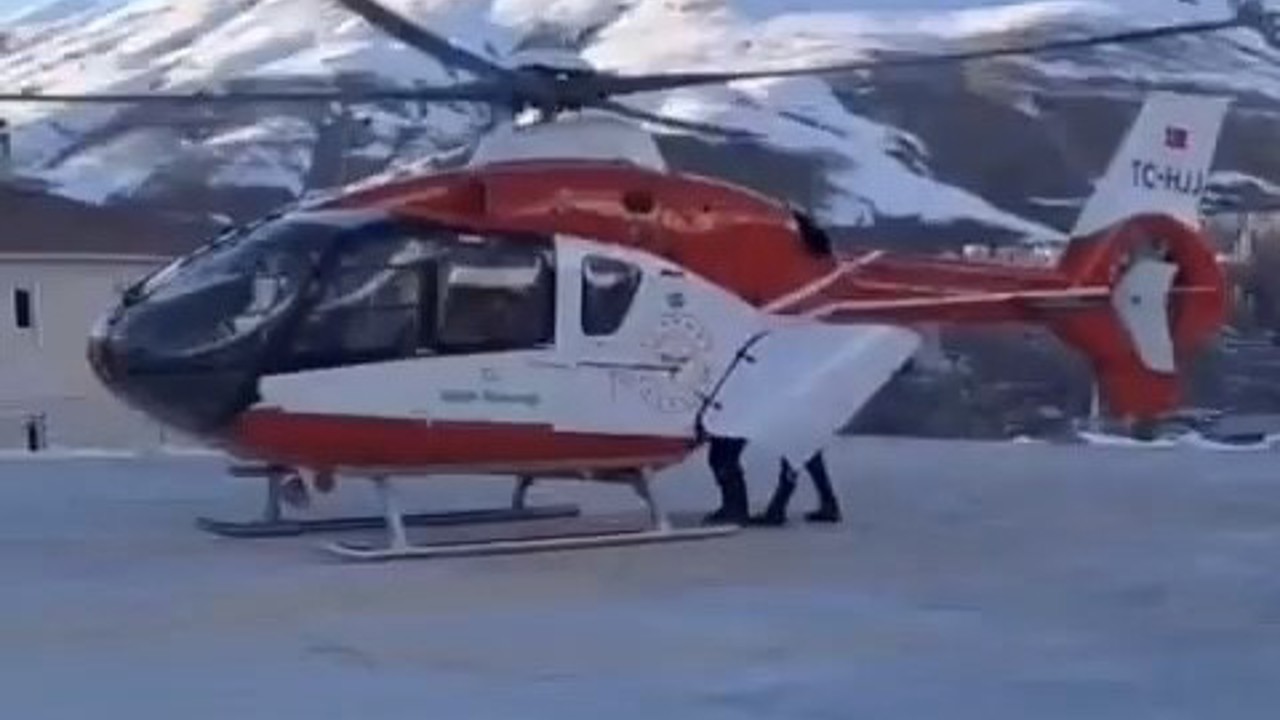 Bahçesaray’daki minik hasta helikopter ambulansla Van’a sevk edildi
