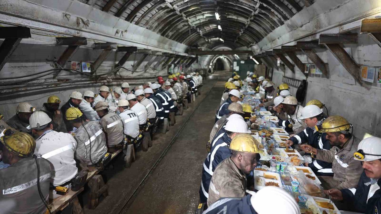 Bakan Bayraktar, madencilerle iftar yaptı
