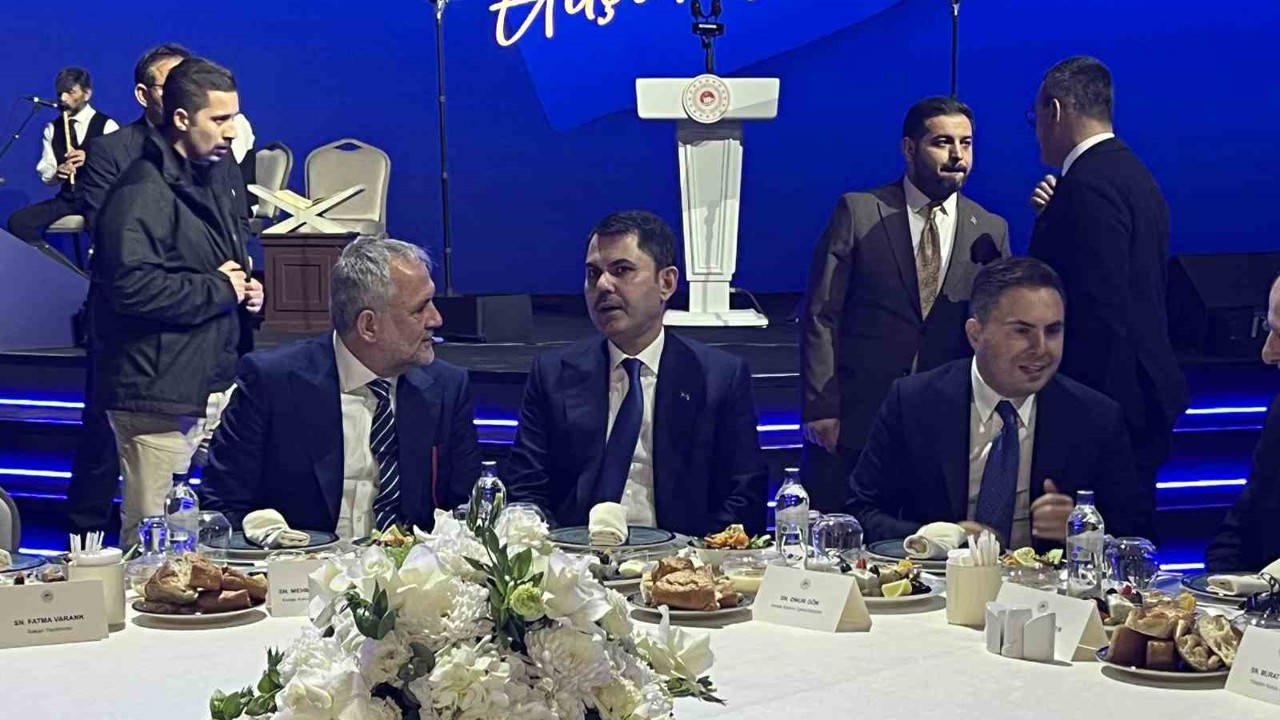 Bakan Kurum: "Devlet ve millet el ele vererek, asrın felaketini, asrın dayanışmasına dönüştüren büyük bir seferberlik başlattık"
