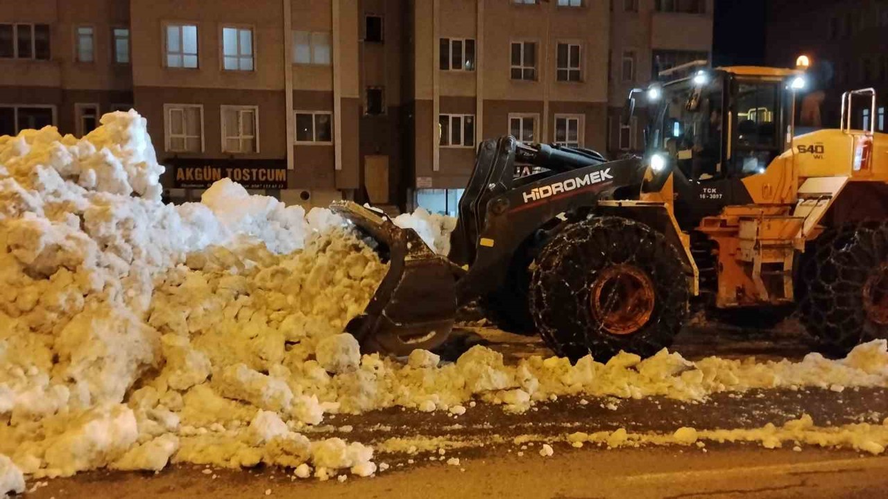 Bitlis’te kaldırımlardaki karlar kamyonlarla taşınıyor
