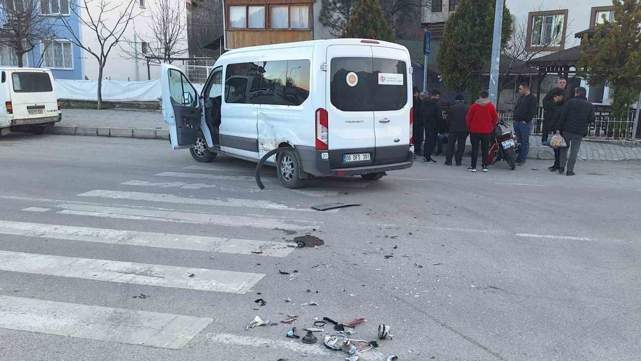 Çorum’da minibüs ile motosiklet çarpıştı: 1 yaralı
