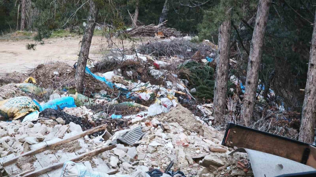 Doğanın kalbine çöp doldurdular
