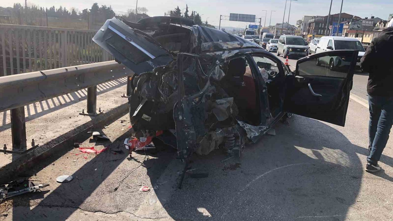 Refüje çarpıp karşı şeride savrulan otomobil su tankerine çarptı: Sürücü ağır yaralı
