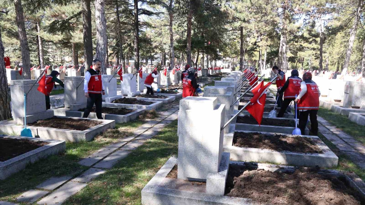 Şehit kabirleri bayram ve anma gününe hazır
