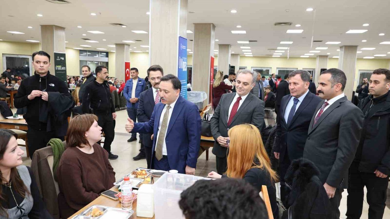 Vali Gökmen Çiçek, ERÜ öğrencileri ile iftar yaptı
