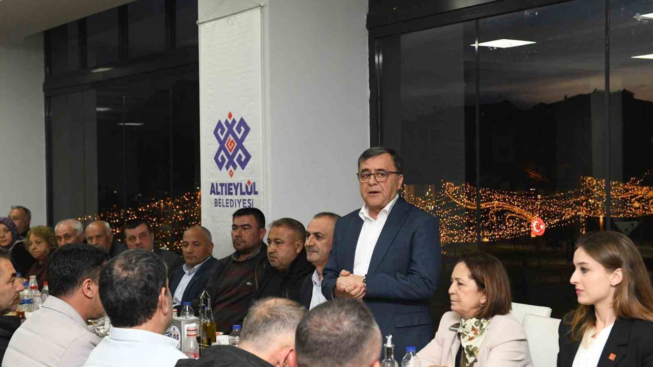 Altıeylül Belediyesi muhtarlarla ramazan sofrasını paylaştı
