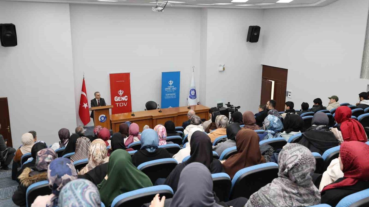 Rektör Prof. Dr. Altun, öğrencilerle kitap tahlili yaptı
