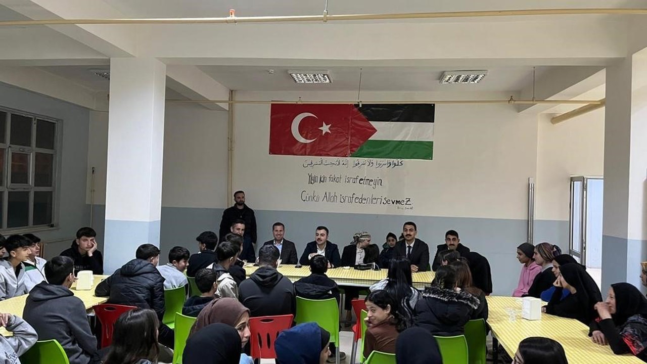 Dicle Kaymakamı Mustafa Atış, lise öğrencileriyle iftarda bir araya geldi
