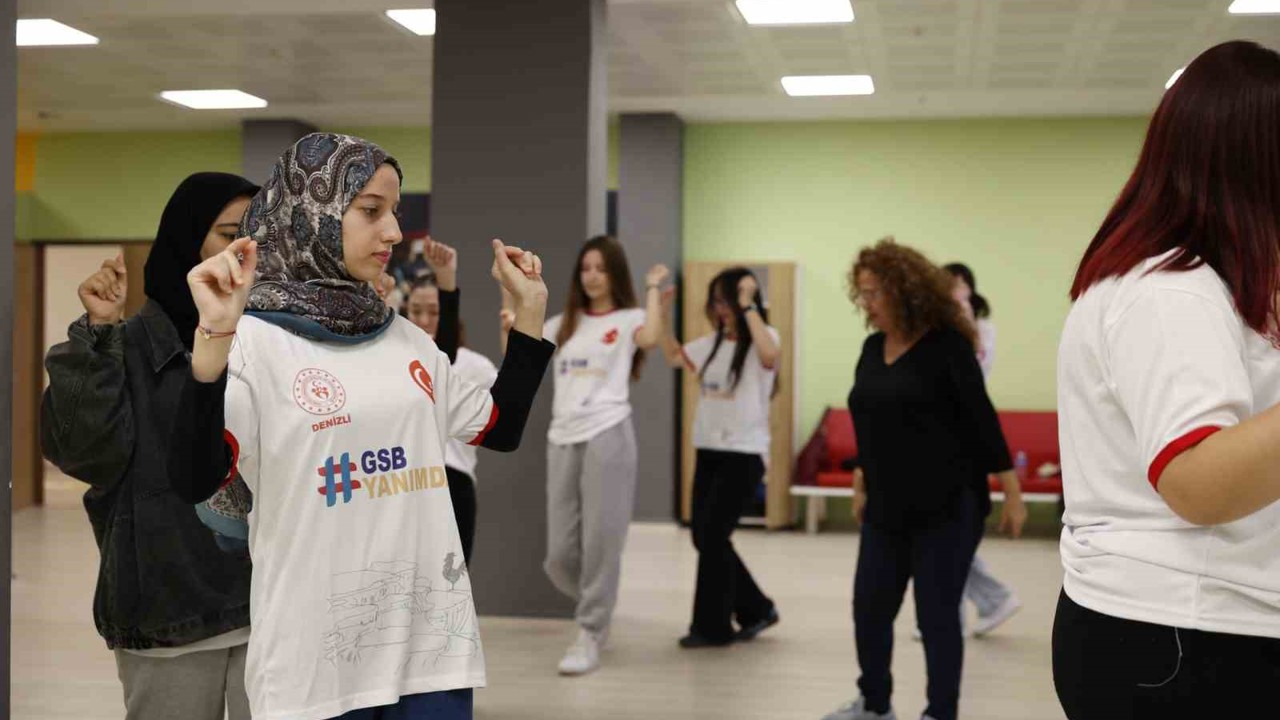 Denizli’de öğrenciler yurtlarda halk oyunları öğreniyor
