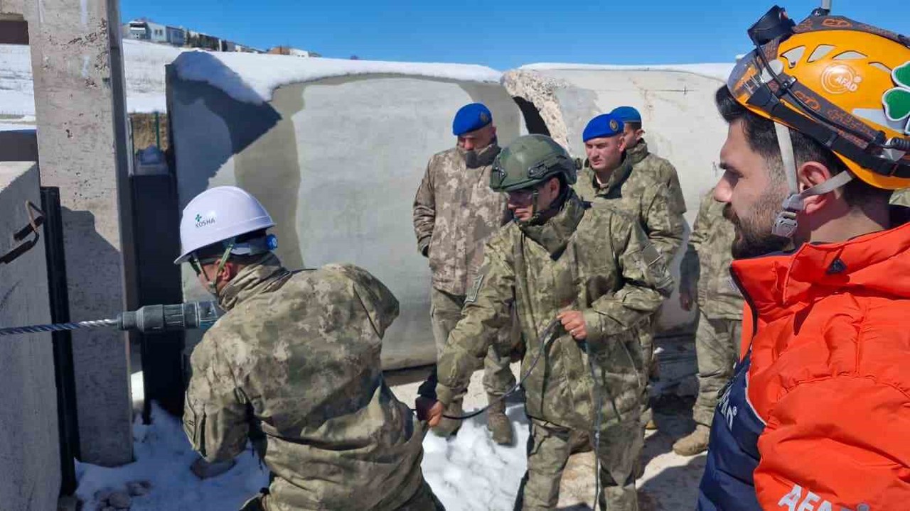 Bayburt’ta komandolara arama kurtarma eğitimi verildi
