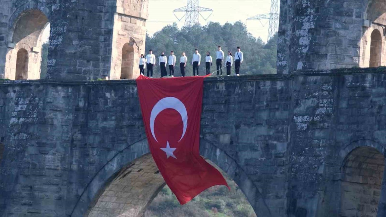 Sultangazi’de istiklal ruhu tarihi mekanlarla buluştu: Gençlerden anlamlı klip
