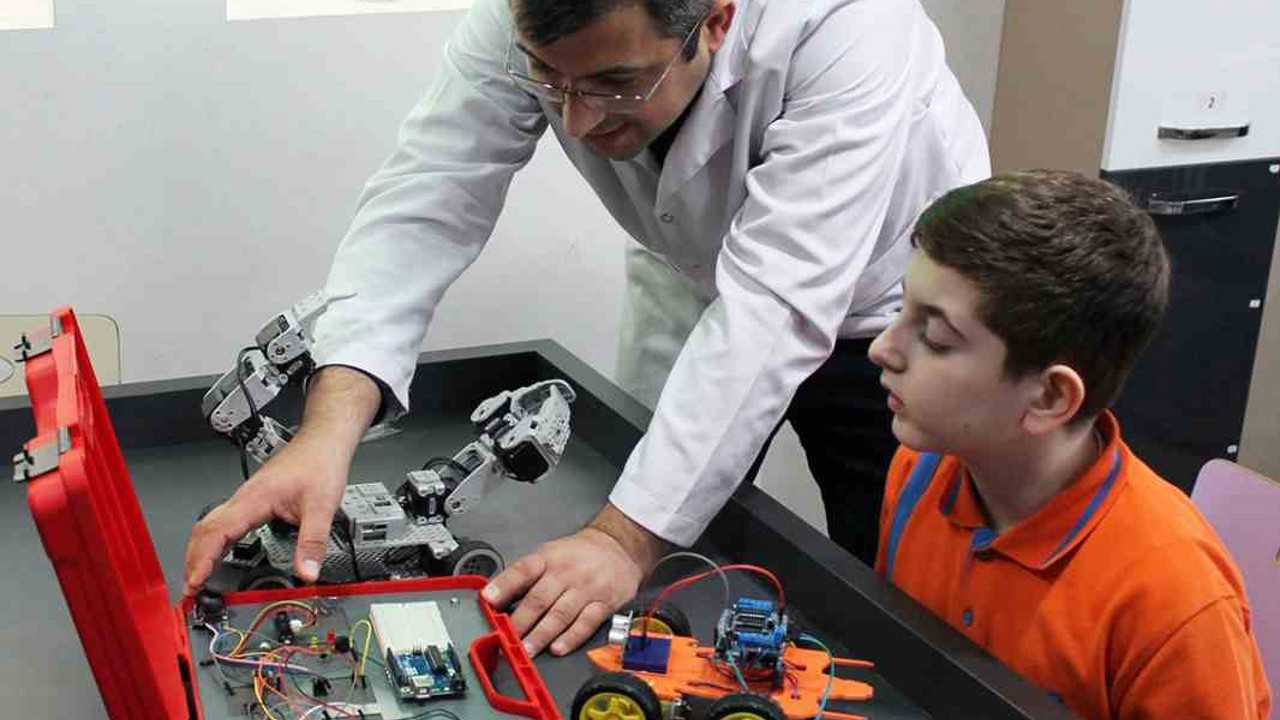 İhlas Koleji öğrencileri TÜBİTAK bölge finallerinde: 19 bin proje arasından çifte başarı
