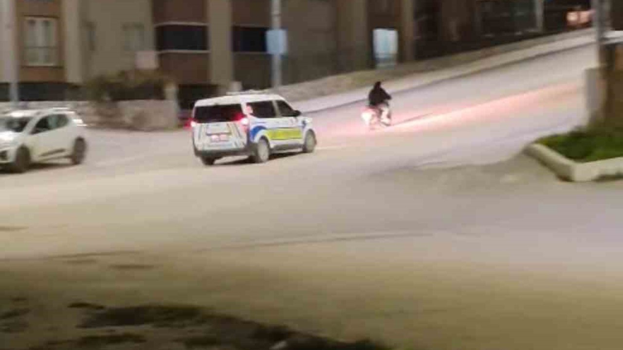 ’Dur’ ihtarına uymayan motosikletli böyle kaçtı
