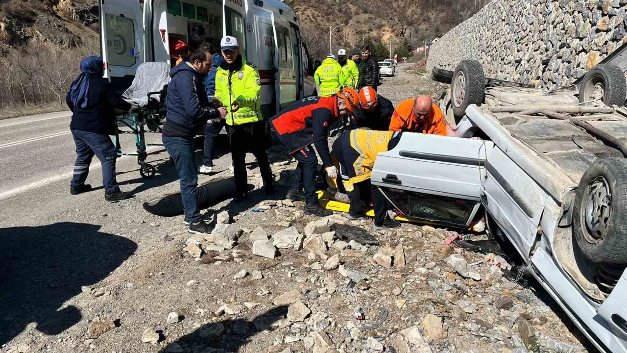 Gümüşhane’de otomobil ters döndü: 2 yaralı
