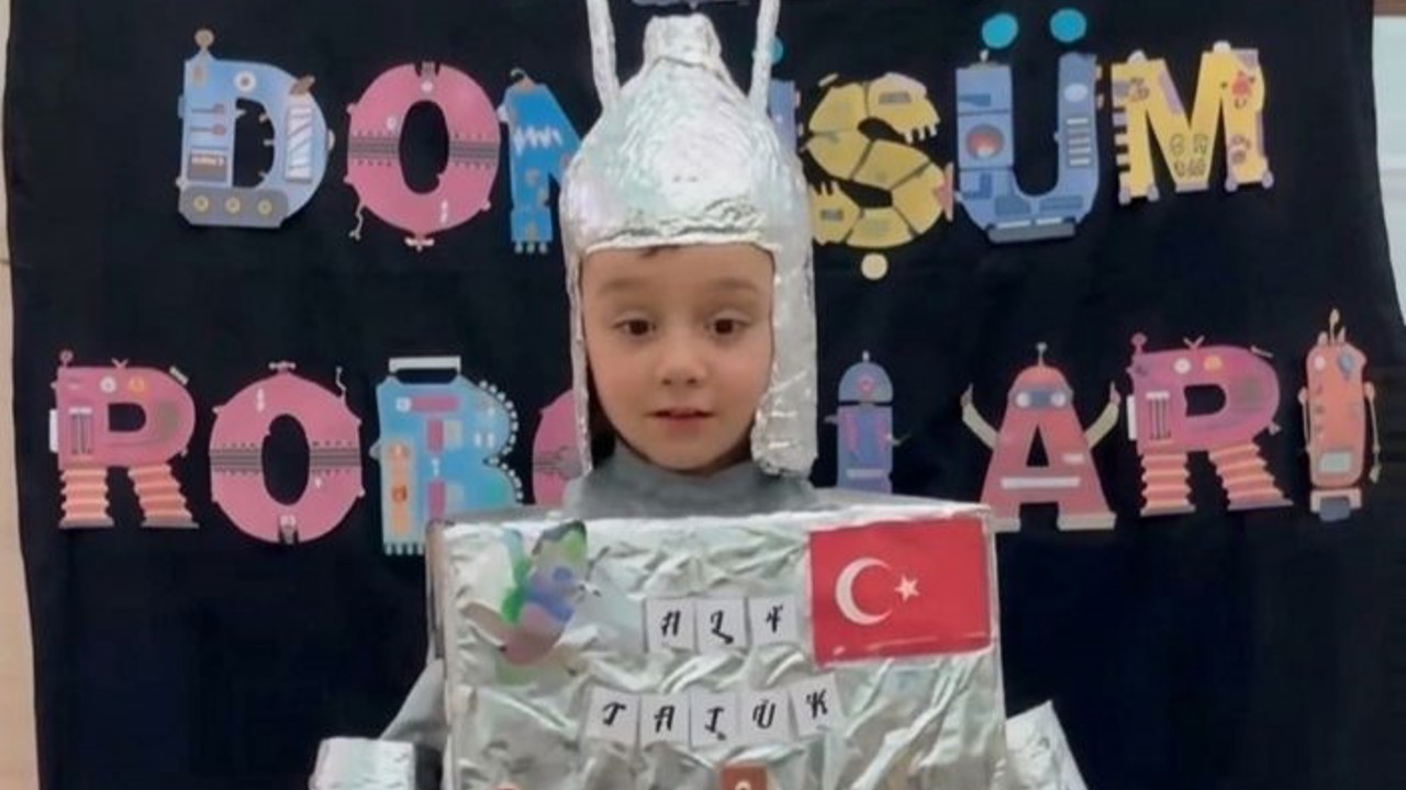 Aydıntepe’de geri dönüşüm malzemeleriyle robot defilesi yapıldı
