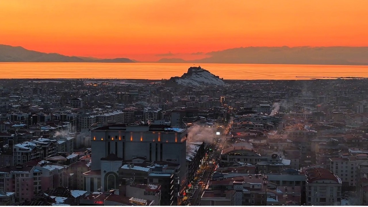 Van Gölü’nde güneşin vedası mest etti
