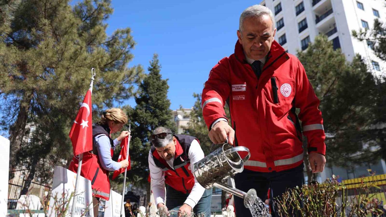 Elazığ’da bayram öncesi, şehitlikler temizlendi
